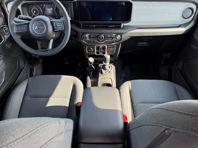 Jeep Wrangler Vehicle Full-screen Gallery Image 13