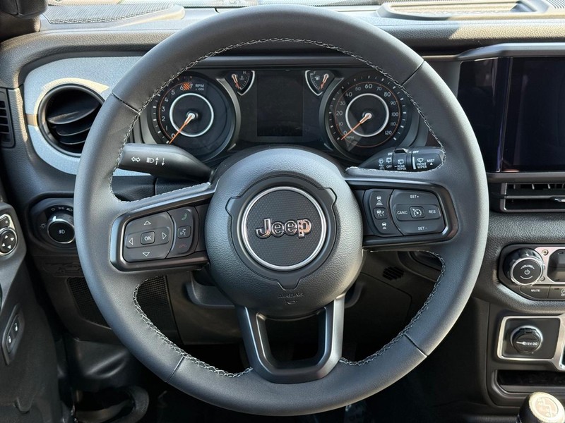 Jeep Wrangler Vehicle Full-screen Gallery Image 14