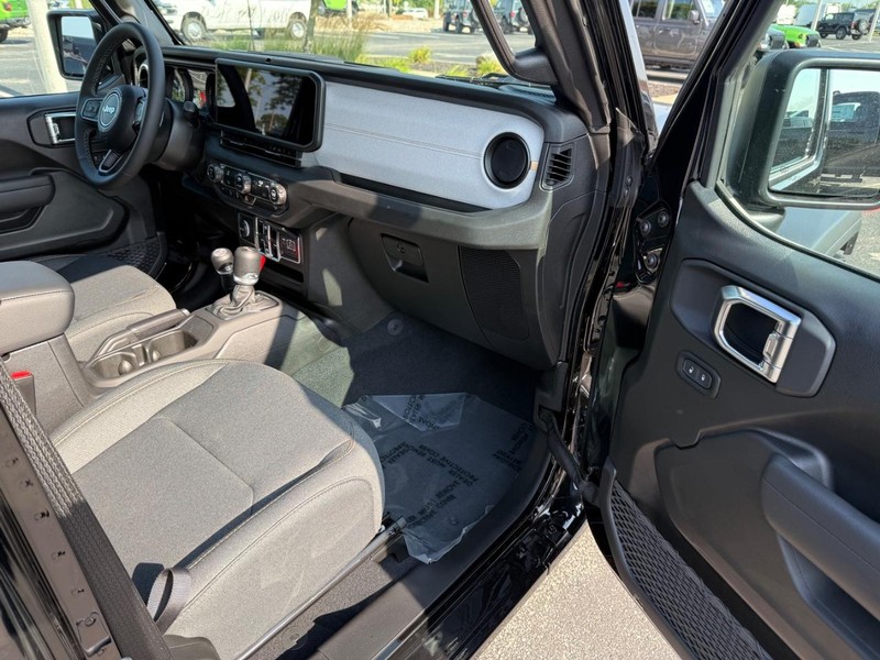 Jeep Wrangler Vehicle Full-screen Gallery Image 15