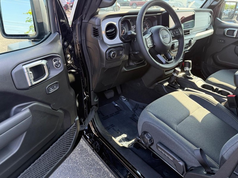 Jeep Wrangler Vehicle Full-screen Gallery Image 17