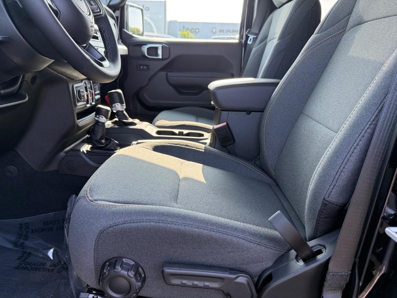 Jeep Wrangler Vehicle Full-screen Gallery Image 18