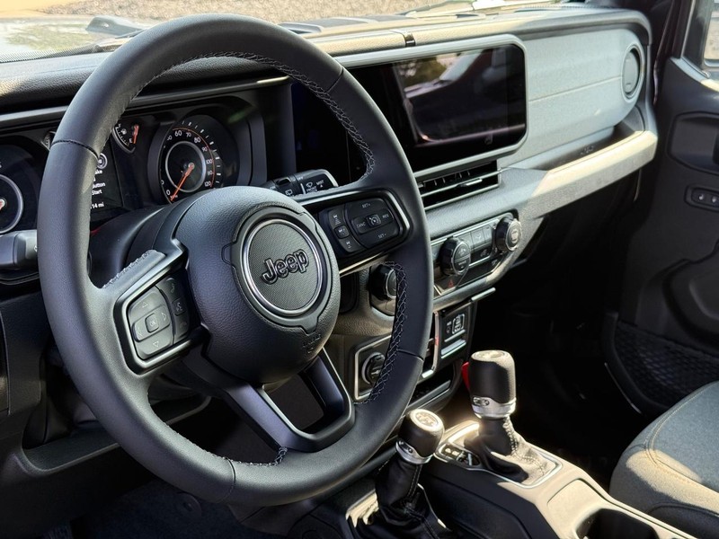 Jeep Wrangler Vehicle Full-screen Gallery Image 19