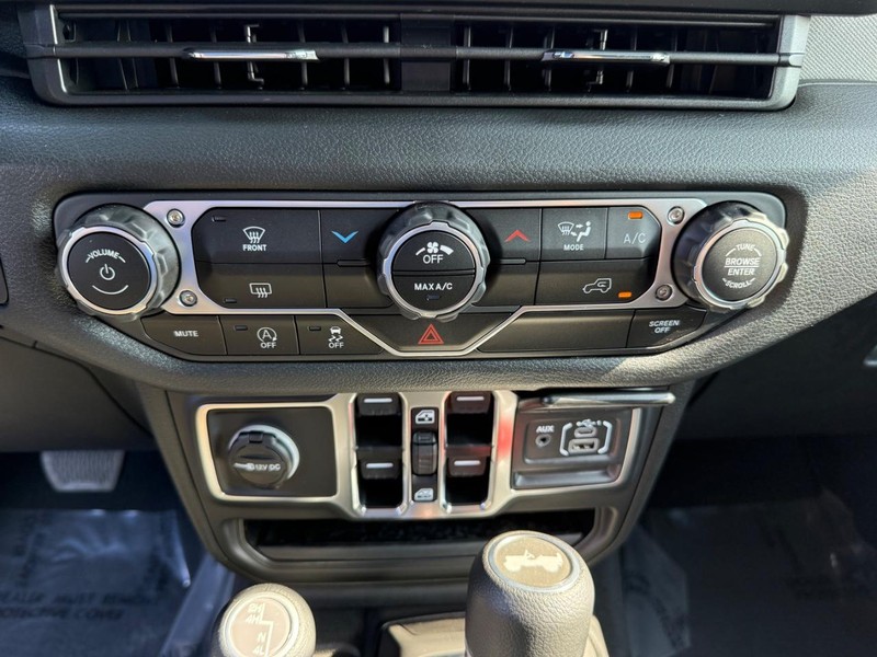 Jeep Wrangler Vehicle Full-screen Gallery Image 25