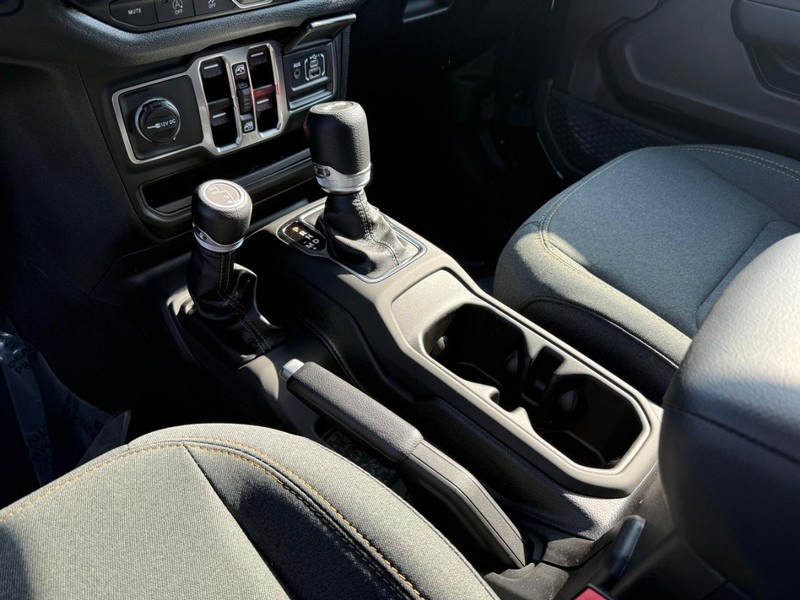 Jeep Wrangler Vehicle Full-screen Gallery Image 26