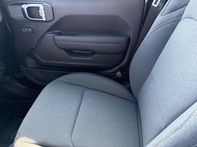 Jeep Wrangler Vehicle Full-screen Gallery Image 27