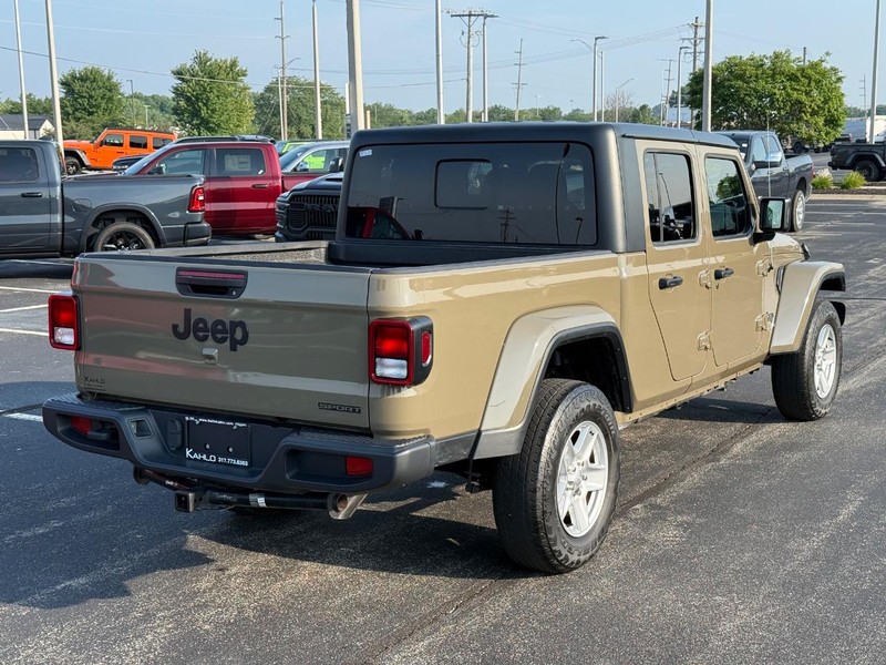 Jeep Gladiator Vehicle Full-screen Gallery Image 3