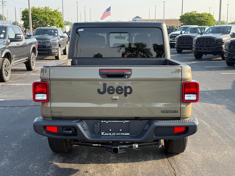 Jeep Gladiator Vehicle Full-screen Gallery Image 4