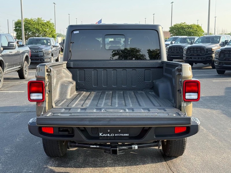 Jeep Gladiator Vehicle Full-screen Gallery Image 7