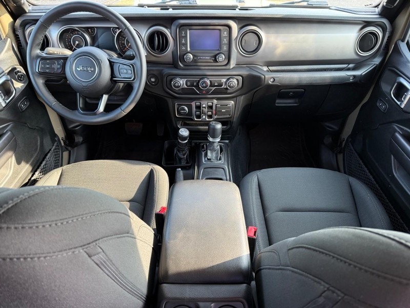 Jeep Gladiator Vehicle Full-screen Gallery Image 13