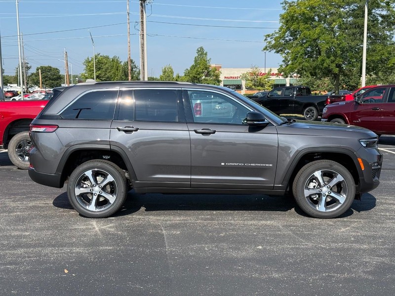 Jeep Grand Cherokee Vehicle Full-screen Gallery Image 2