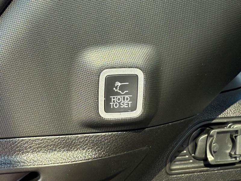 Jeep Grand Cherokee Vehicle Full-screen Gallery Image 8