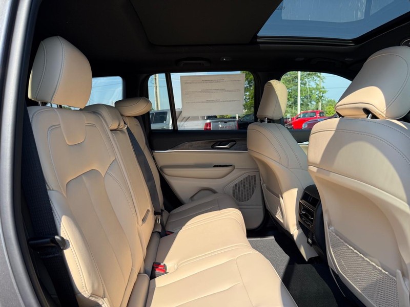 Jeep Grand Cherokee Vehicle Full-screen Gallery Image 11