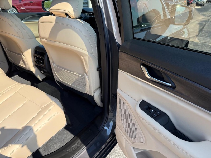 Jeep Grand Cherokee Vehicle Full-screen Gallery Image 12