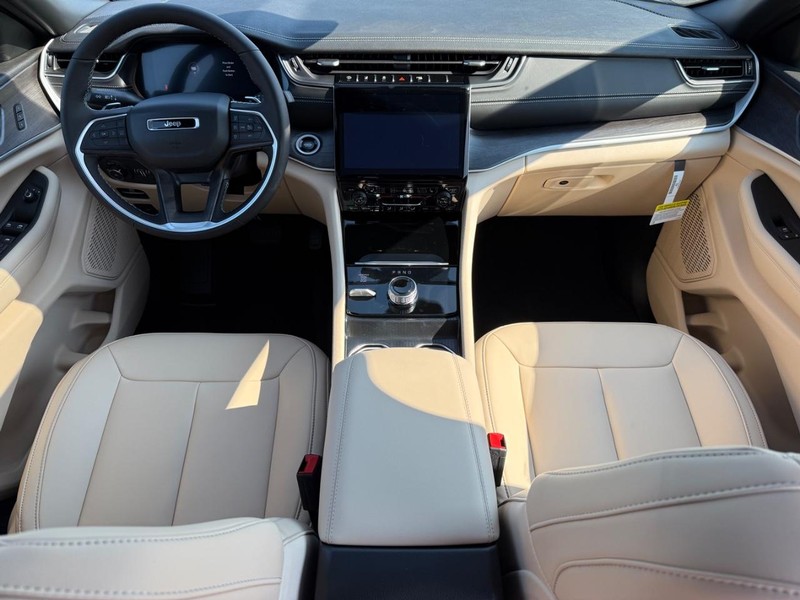 Jeep Grand Cherokee Vehicle Full-screen Gallery Image 14