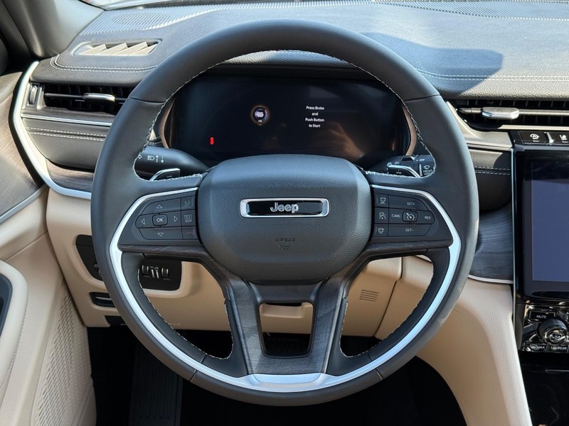 Jeep Grand Cherokee Vehicle Full-screen Gallery Image 15