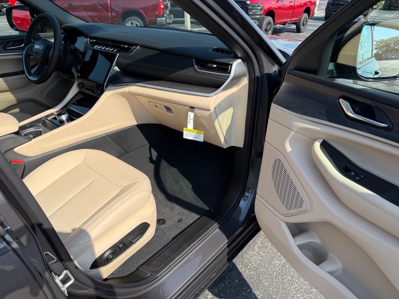 Jeep Grand Cherokee Vehicle Full-screen Gallery Image 16