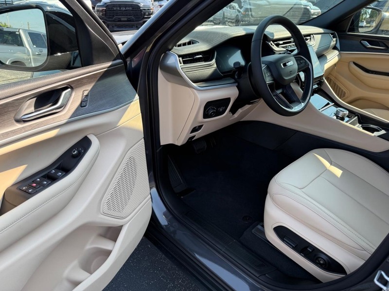 Jeep Grand Cherokee Vehicle Full-screen Gallery Image 18