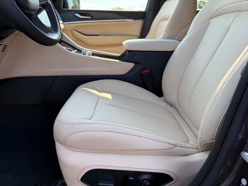 Jeep Grand Cherokee Vehicle Full-screen Gallery Image 19