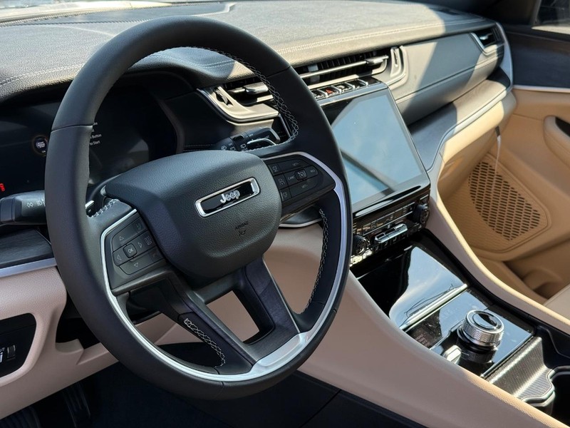 Jeep Grand Cherokee Vehicle Full-screen Gallery Image 20