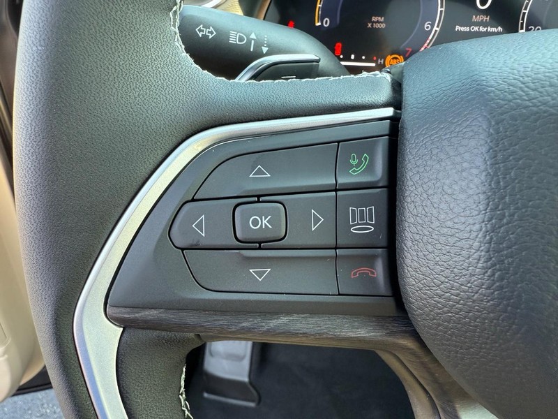 Jeep Grand Cherokee Vehicle Full-screen Gallery Image 21