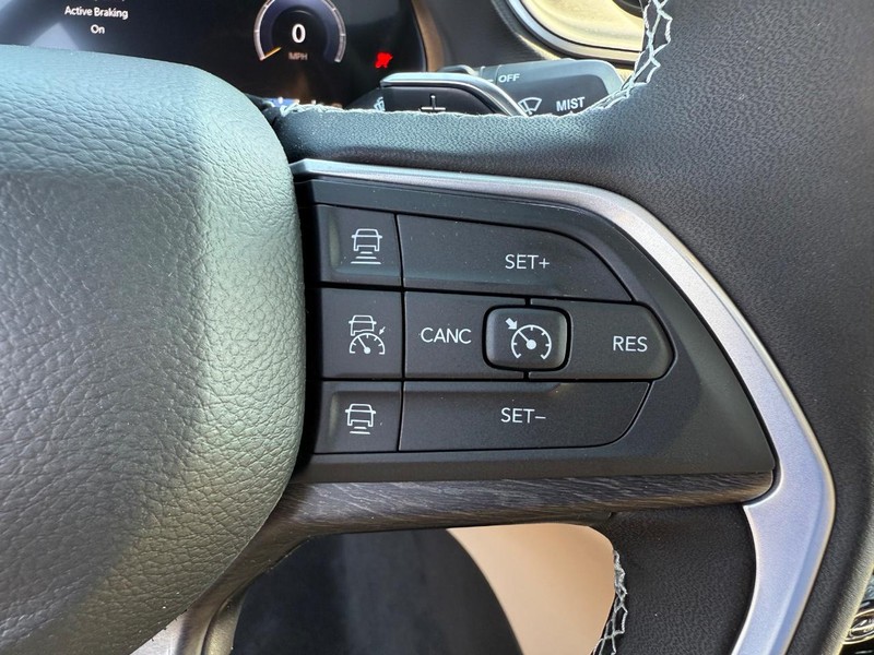 Jeep Grand Cherokee Vehicle Full-screen Gallery Image 22