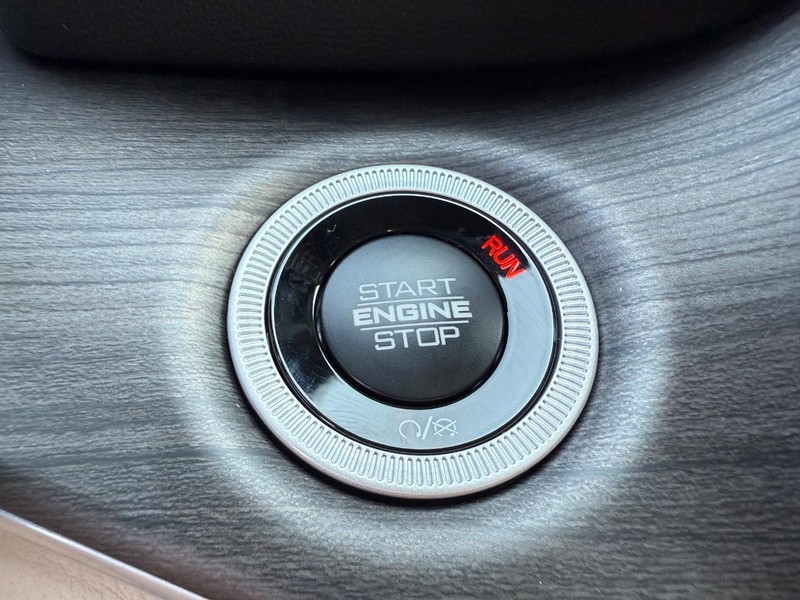 Jeep Grand Cherokee Vehicle Full-screen Gallery Image 23