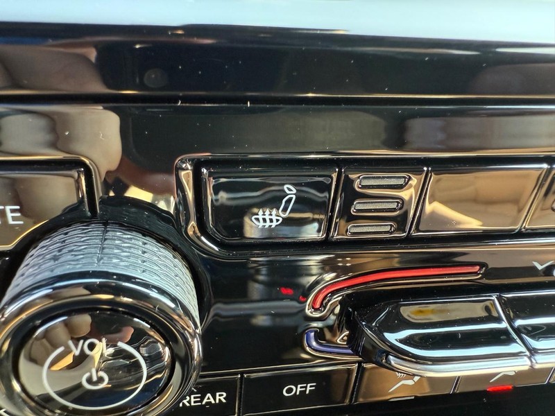 Jeep Grand Cherokee Vehicle Full-screen Gallery Image 24