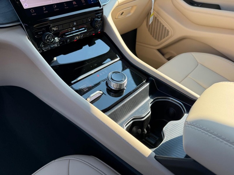 Jeep Grand Cherokee Vehicle Full-screen Gallery Image 28