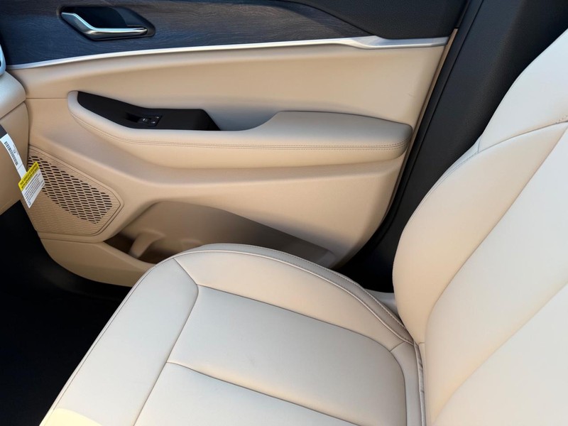 Jeep Grand Cherokee Vehicle Full-screen Gallery Image 29