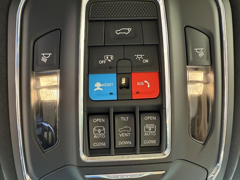 Jeep Grand Cherokee Vehicle Full-screen Gallery Image 30