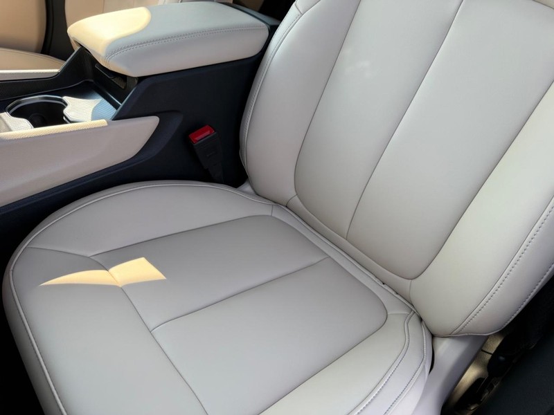 Jeep Grand Cherokee Vehicle Full-screen Gallery Image 33