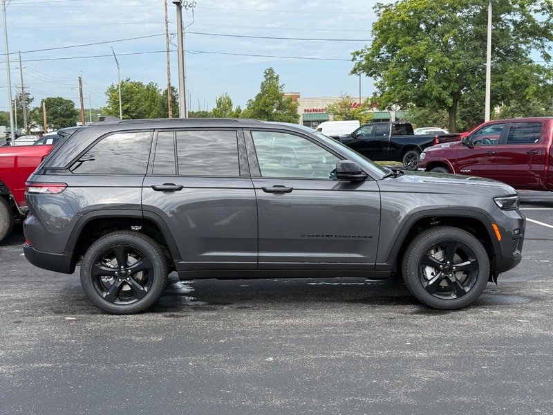 Jeep Grand Cherokee Vehicle Full-screen Gallery Image 2