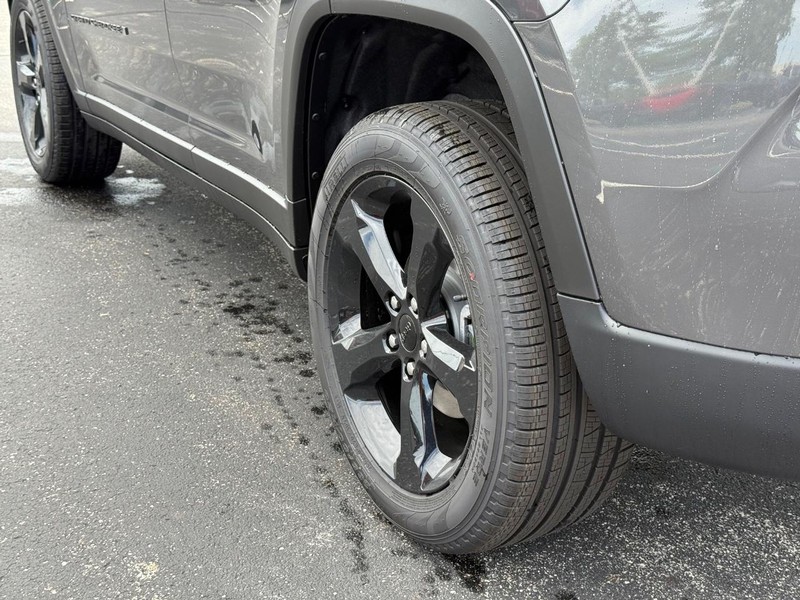 Jeep Grand Cherokee Vehicle Full-screen Gallery Image 6