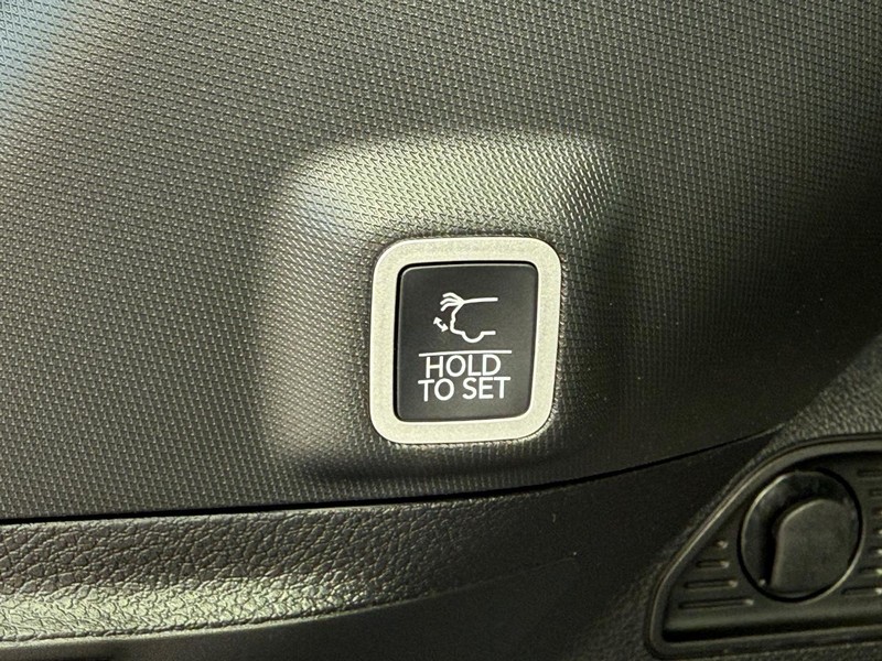 Jeep Grand Cherokee Vehicle Full-screen Gallery Image 8