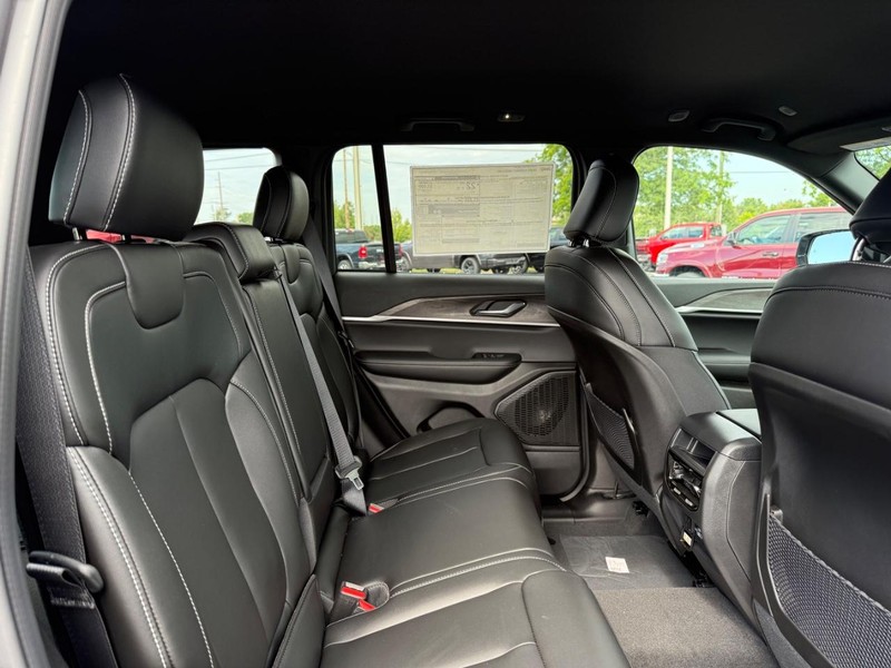 Jeep Grand Cherokee Vehicle Full-screen Gallery Image 12