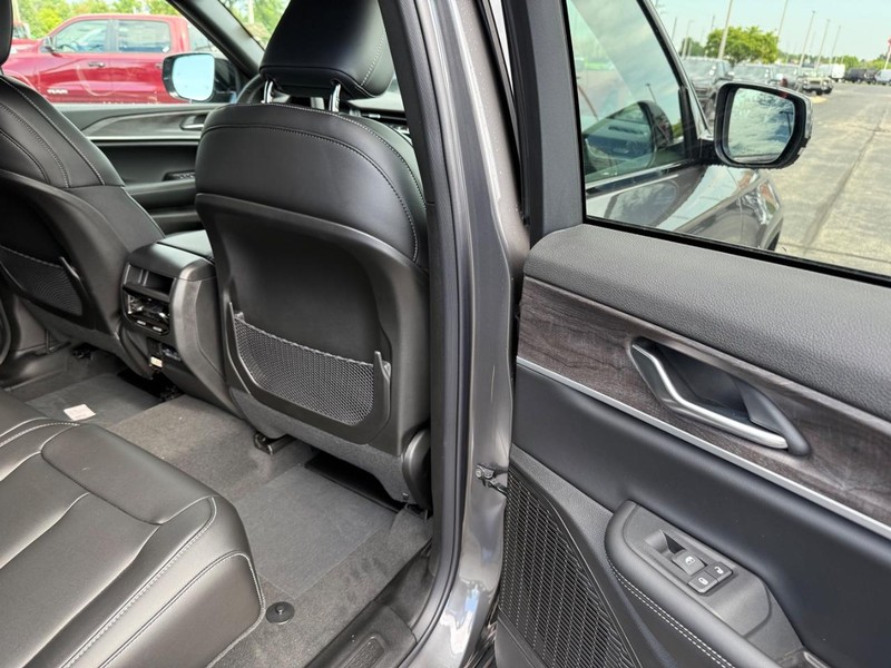 Jeep Grand Cherokee Vehicle Full-screen Gallery Image 13