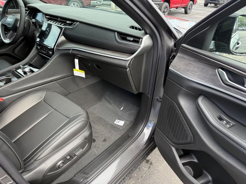 Jeep Grand Cherokee Vehicle Full-screen Gallery Image 16