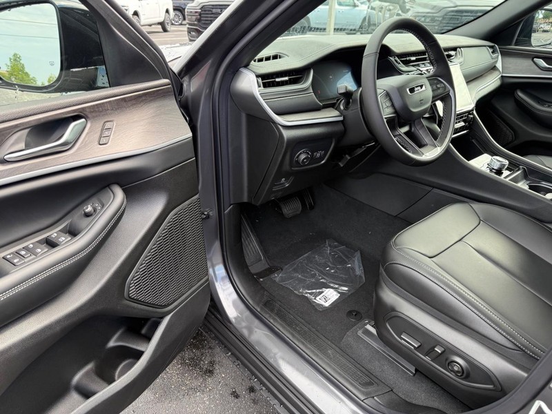 Jeep Grand Cherokee Vehicle Full-screen Gallery Image 18