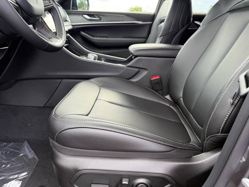 Jeep Grand Cherokee Vehicle Full-screen Gallery Image 19