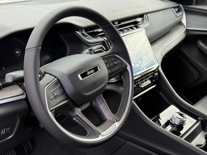 Jeep Grand Cherokee Vehicle Full-screen Gallery Image 20