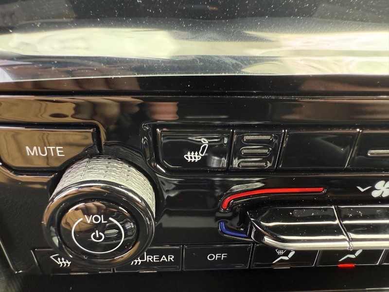 Jeep Grand Cherokee Vehicle Full-screen Gallery Image 24