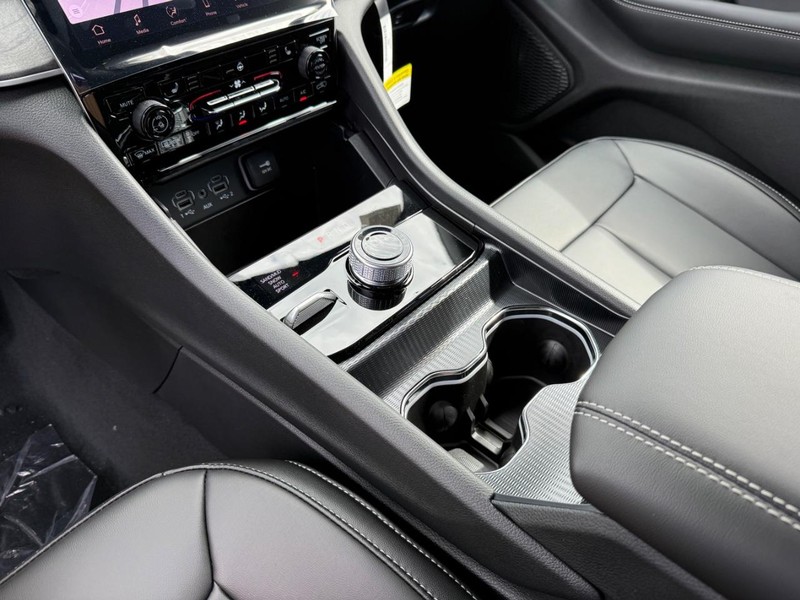 Jeep Grand Cherokee Vehicle Full-screen Gallery Image 28