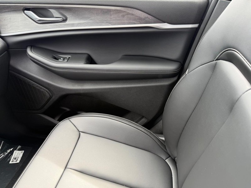 Jeep Grand Cherokee Vehicle Full-screen Gallery Image 29