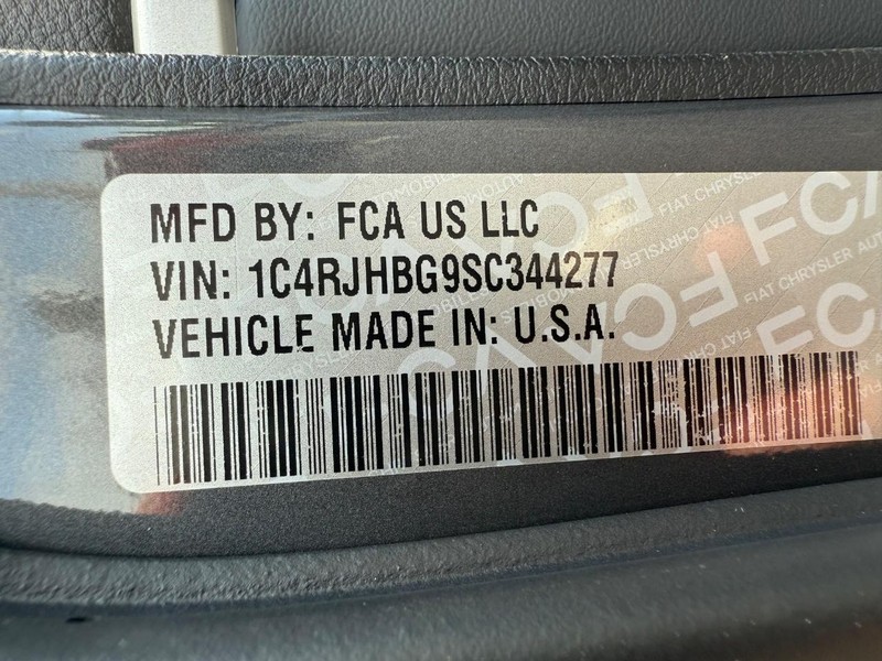 Jeep Grand Cherokee Vehicle Full-screen Gallery Image 33