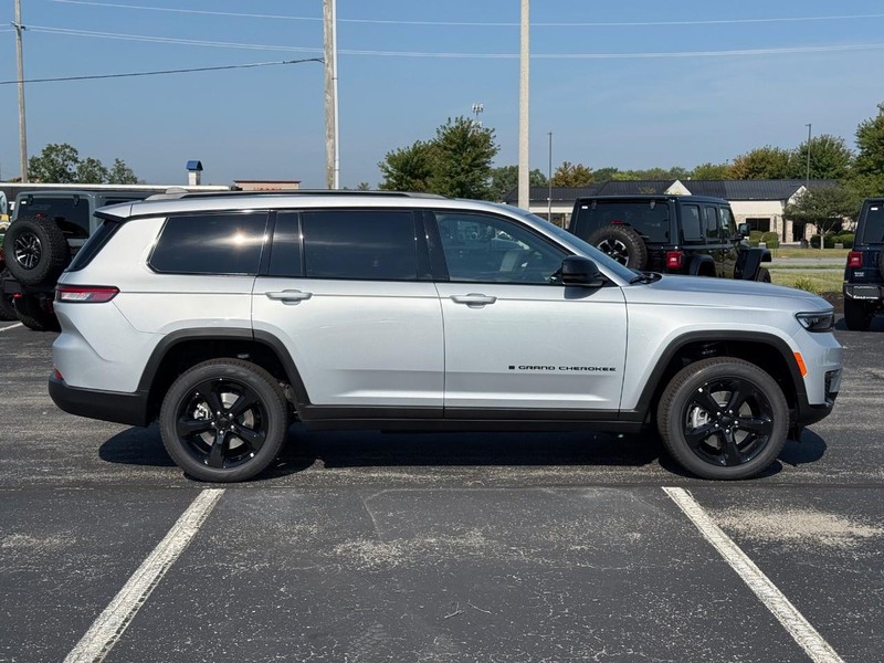 Jeep Grand Cherokee L Vehicle Full-screen Gallery Image 2