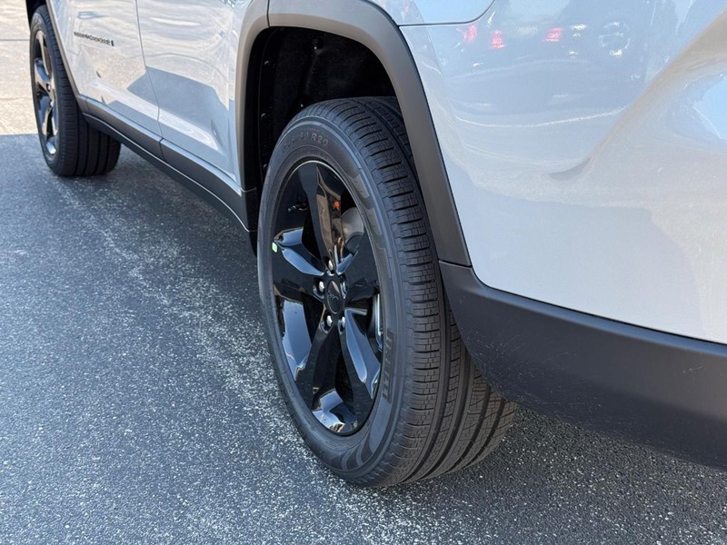 Jeep Grand Cherokee L Vehicle Full-screen Gallery Image 6