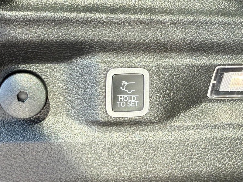 Jeep Grand Cherokee L Vehicle Full-screen Gallery Image 8