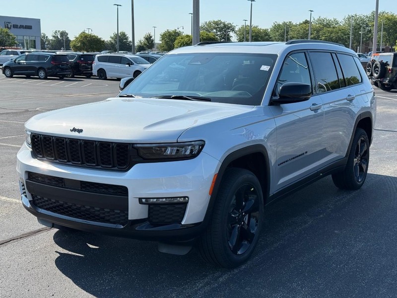 Jeep Grand Cherokee L Vehicle Full-screen Gallery Image 9