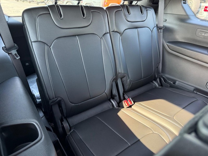 Jeep Grand Cherokee L Vehicle Full-screen Gallery Image 13