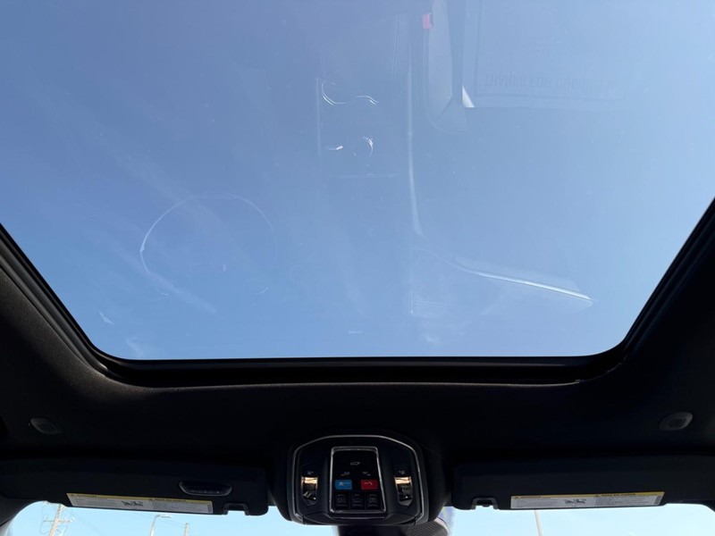 Jeep Grand Cherokee L Vehicle Full-screen Gallery Image 14